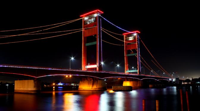 Keindahan Jembatan Ampera di malam hari yang tiada bandingannya | Via: kaskus.co.id