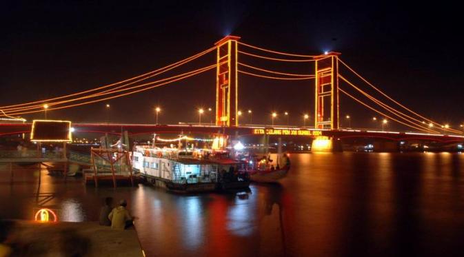 Keindahan Jembatan Ampera di malam hari yang tiada bandingannya | Via: kaskus.co.id