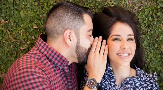 Membisikkan pujian salah satu cara sederhana untuk Anda tunjukkan cinta pada pasangan (sumber. elitereaders.com)