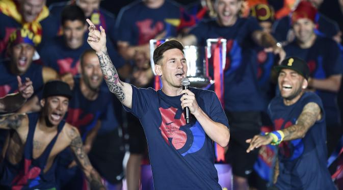 Lionel Messi dan para pemain Barcelona merayakan gelar liga Champions setelah mengalahkan Juventus 3-1 di Stadion Camp Nou, Barcelona, (7/6/2015).  (AFP Photo/Josep Lago)