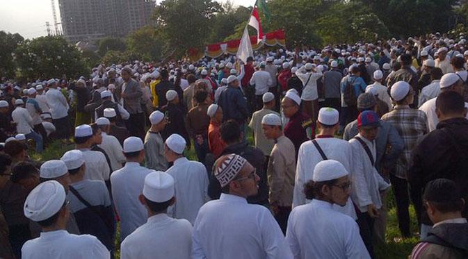 Suasana pemakaman Habib Selon di Karet Bivak, Jakarta Pusat. (@DPP_FPI)