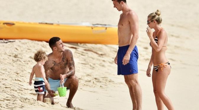 Jonny Evans saat berlibur di Pantai Barbados, Karibia (Daily Mail)