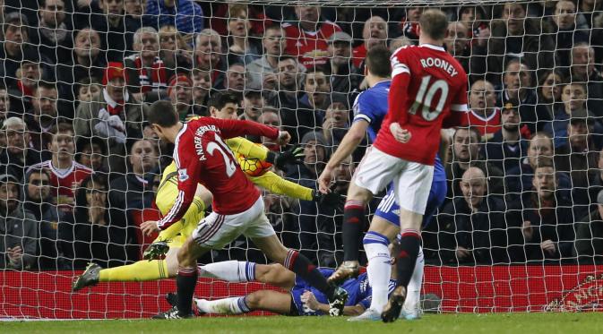 Kiper Chelsea Thibaut Courtois dengan gemilang memblok bola sepakan gelandang MU Ander Herrera dalam lanjutan Liga Premier Inggris di Old Trafford, Selasa (29/12/2015). (Liputan6.com/Reuters / Phil Noble Livepic)