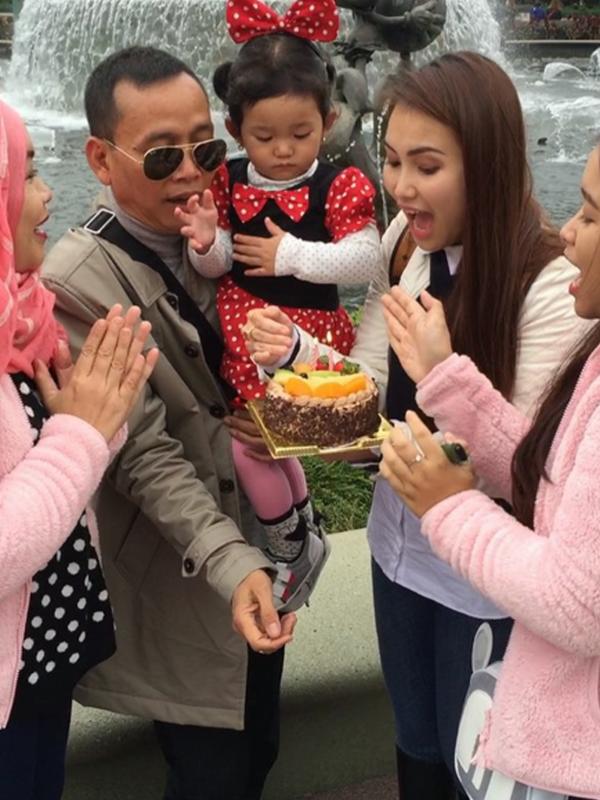 Ayu Ting Ting merayakan ulang tahun putrinya di Disneyland Hong Kong. (foto: instgaram.com/ayutingting92)