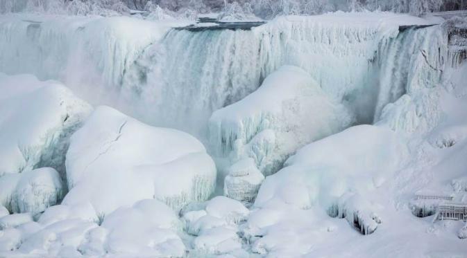 Air Terjun Niagara. | via: Lindsay DeDario/Reuters