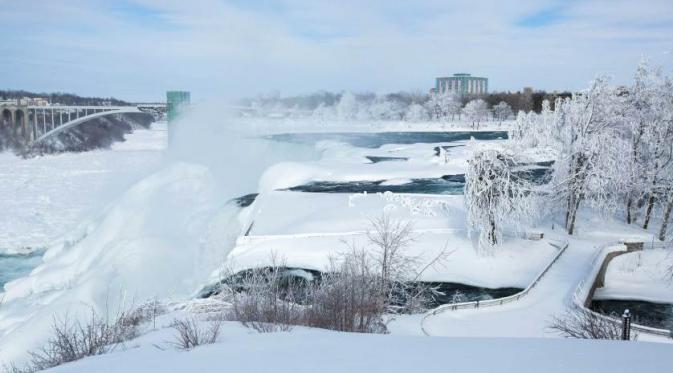 Air Terjun Niagara. | via: Lindsay DeDario/Reuters