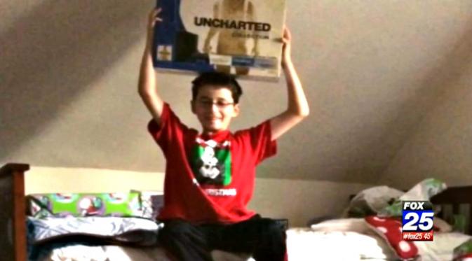 Anak ini mendapat hadiah PlayStation 4 palsu yang terbuat dari kayu berukuran sama dengan kotak permainan sesungguhnya. (Sumber New York Daily News)