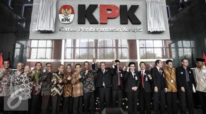 Para pemimpin KPK baru dan lama berfoto bersama usai peresmian gedung baru KPK di Jakarta, Selasa (29/12). Gedung baru ini berlantai 16 Namun, penggunaan gedung ini baru bisa digunakan pada Maret mendatang. (Liputan6.com/Faizal Fanani)