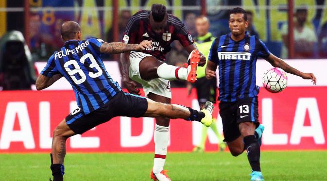  Derby Milan antara AC Milan lawan Inter Milan jadi salah satu laga yang paling ditunggu publik sepak bola Italia. (EPA/Matteo Bazzi)