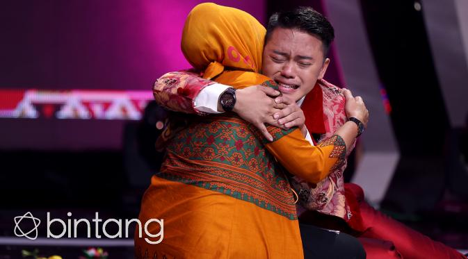 Tangis haru Danang dan ibunda pecah ketika pelantun Bunga Surgawi ini berhasil menjuarai D'Academy Asia. (Andy Masela/Bintang.com)