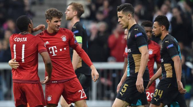 Pemain Bayern Munich, Thomas Muller (2 kiri) merayakan gol bersama rekannya saat mengalahkan Arsenal 5-1 pada laga UEFA Champions League grup F di Stadion Allianz Arena, Munich,Jerman, (04/11/2015).  (EPA/Peter Kneffel)