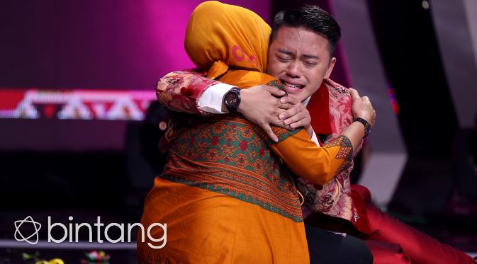 Jadi juara pertama, Danang dan ibunda menangis haru hingga terduduk di atas panggung (Andy Masela/Bintang.com)