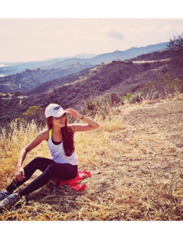 Gaya sporty dan seksi Cinta Laura saat berolahraga. Sumber: Instagram/claurakiehl