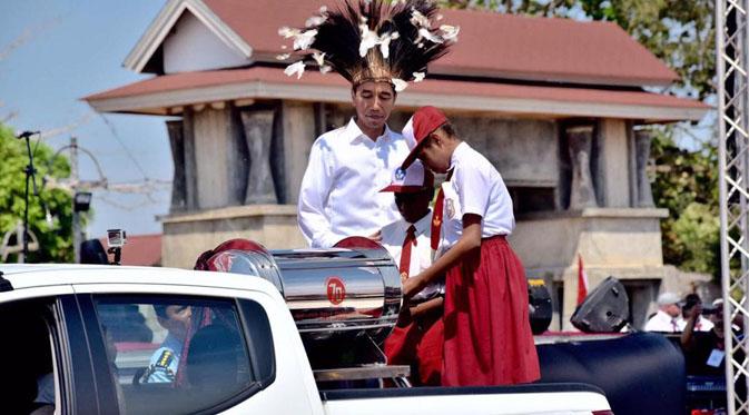 Jokowi meletakkan kapsul waktu di Merauke, Papua. (@jokowi)