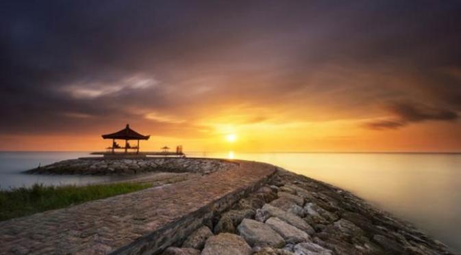 Pantai Sanur, Bali (sumber. phinemo.com)