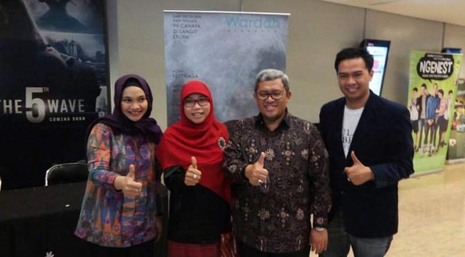 Gubernur Jawa Barat Ahmad Heryawan beserta istri didampingi Hanum Rais dan Rangga Almahendra. (dok. Hanum Rais)