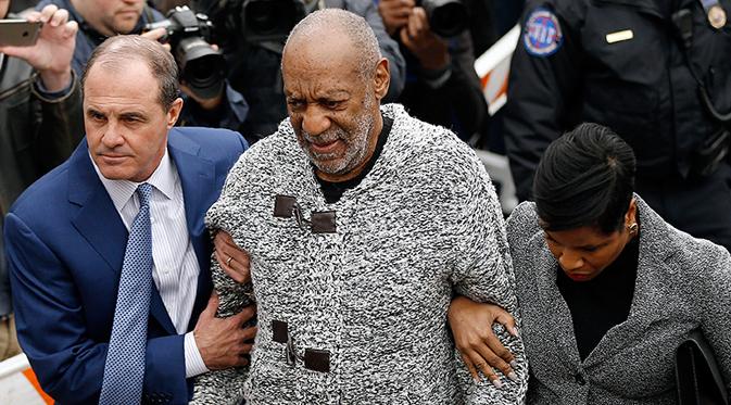 Bill Cosby saat dibawa ke pengadilan atas kasus pelecehan seksual. (foto: vanityfair)