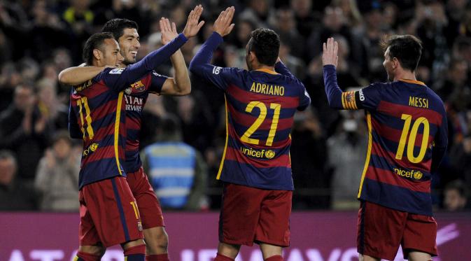 Para pemain Barcelona merayakan gol yang dicetal Luiz Suarez pada laga La Liga Spanyol di Stadion Cam Nou, Barcelona, Kamis (31/12/2015) dini hari WIB. (REUTERS/Stringer)