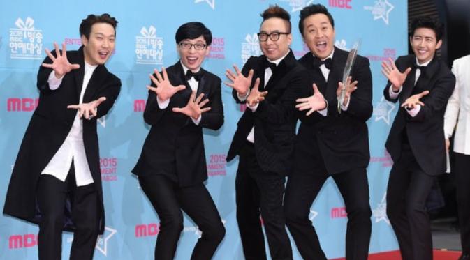 Infinity Challenge raih piala di MBC Entertainment Awards 2015. foto: kpopherald