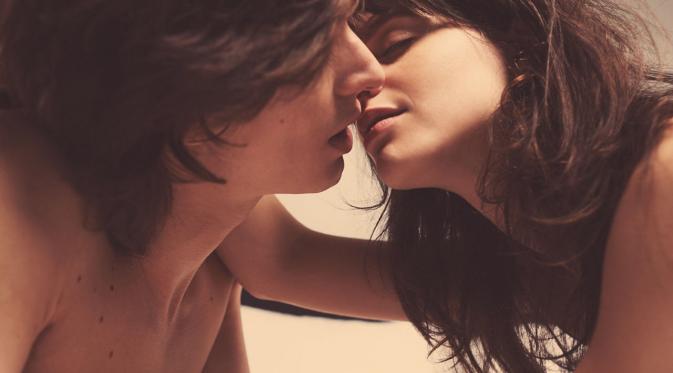Foto-Foto Ini Inspirasi Berciuman Anda di Malam Tahun Baru. Sumber : cosmopolitan.com