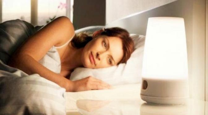 Cahaya mempengaruhi sistem otak dan mata ketika tidur dan ini alasan mengapa seseorang akan terbangun ketika merasakan ada sinar cahaya.