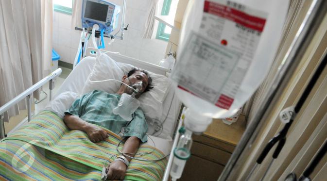 Benny Panjaitan saat dirawat di rumah sakit Sari Asih, Tangerang, Banten, (31/12). Benny dirawat di ruang ICU rumah sakit Sari Asih Tangerang. (Liputan6.com/Helmi Afandi)