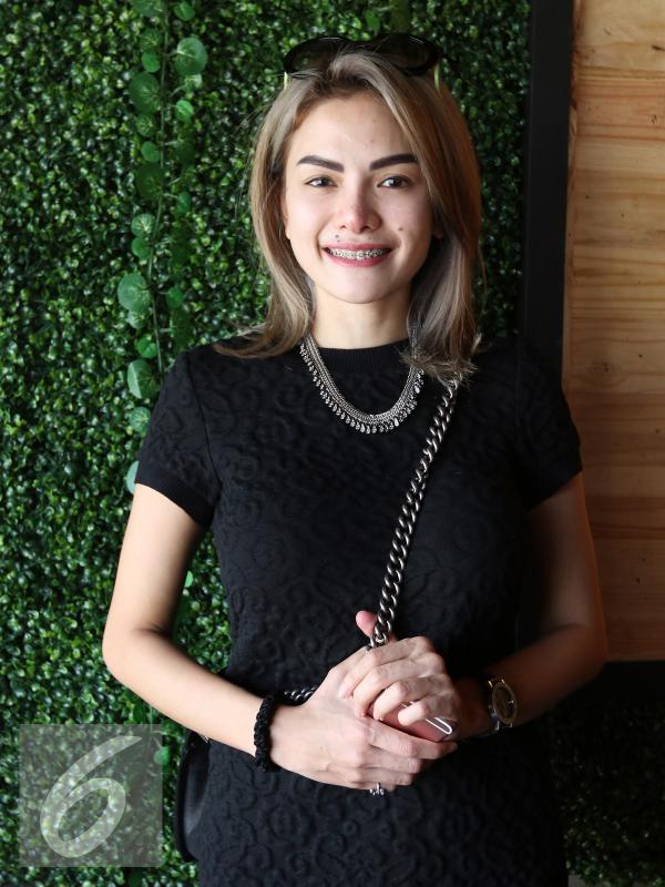 Nikita mirzani berpose usai jumpa pres di sebuah cafe bilangan jakarta utara, Kamis (31/12). Nikita merasa dirinya sudah bersih dari kasus dan sangkaan prostitusi yang mencatut namanya. (Liputan6.com/Herman Zakharia)