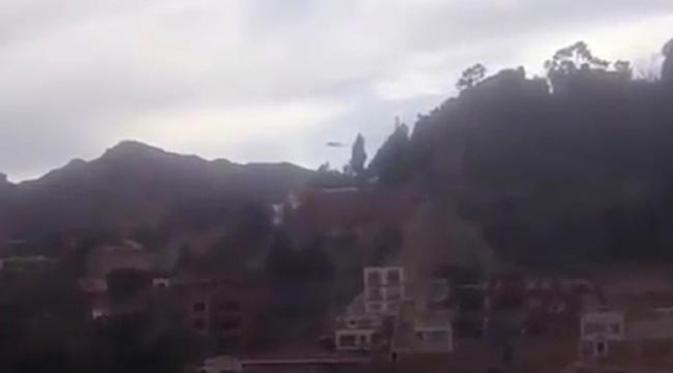 piring terbang raksasa tertangkap kamera di pinggiran Bolivia, bersebalahan dengan negara Chile. (News.com.au)