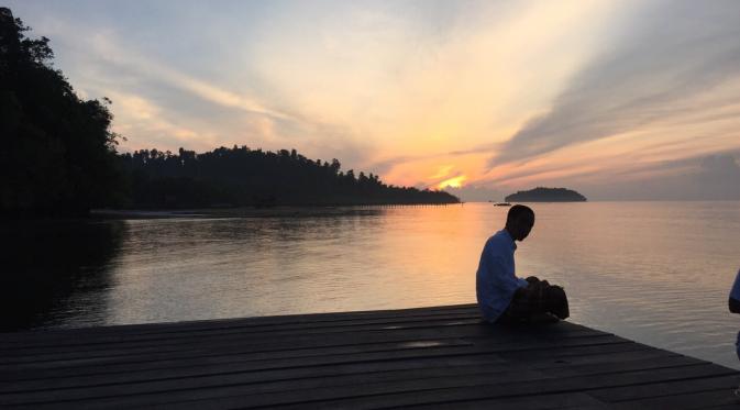 Sederhana, gaya Presiden Jokowi nikmati sunrise perdana di Raja Ampat, Papua Barat (Agus Suparto)