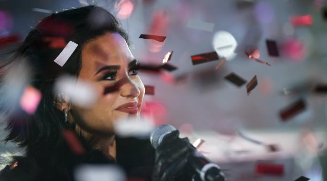 Penyanyi Demi Lovato menghibur penggemarnya selama perayaan malam tahun baru 2016 di Times Square,Manhattan borough New York, USA (31/12/2015). (REUTERS/Carlo Allegri)