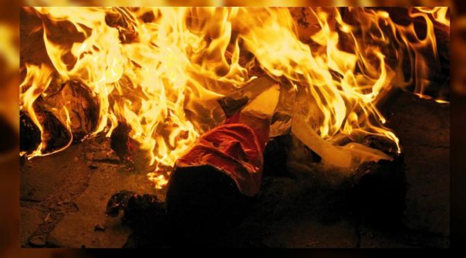 Negara tersebut memiliki kebiasaan untuk membakar boneka tokoh masyarakat yang dibenci ke dalam api unggun pada tengah malam. (gobeyond.sg)