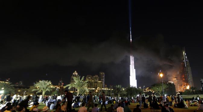 Pencakar Langit Dubai Terbakar Saat Perayaan Tahun Baru 2016 | via: huffingtonpost.com