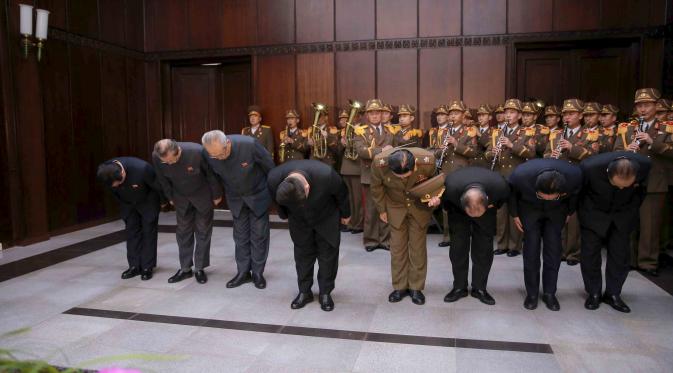Kim Jong-un memimpin penghormatan pada jenazah Kim Yang-gon (Reuters)