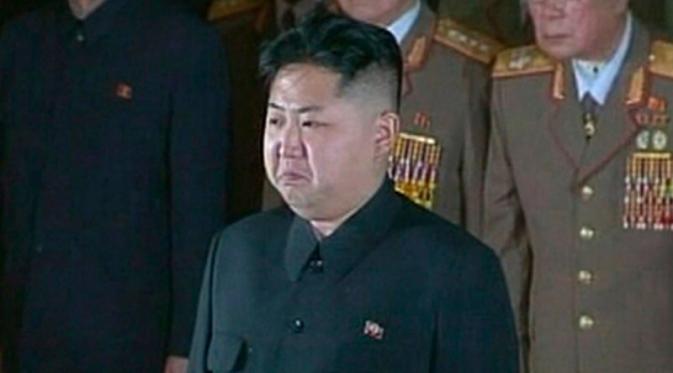 Kim Jong-un juga menangis di depan jasad ayahnya, Kim Jong-il (Reuters)
