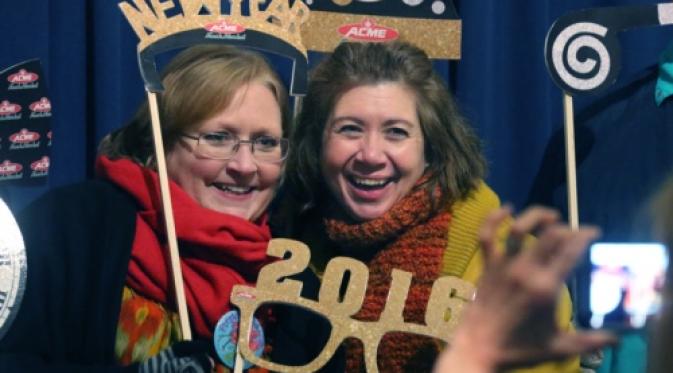 Berlatar Kembang Api Tahun Baru 2016, Masyarakat Dunia Berbahagia | via: ohio.com