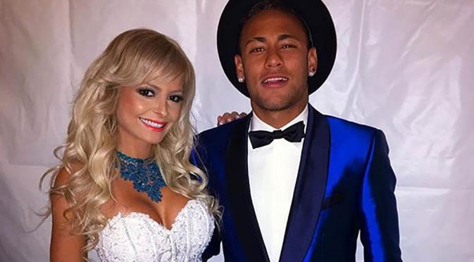 Penyerang Barcelona, Neymar, merayakan tahun baru bersama model bernama Jhenny Andrade. (Instagram)