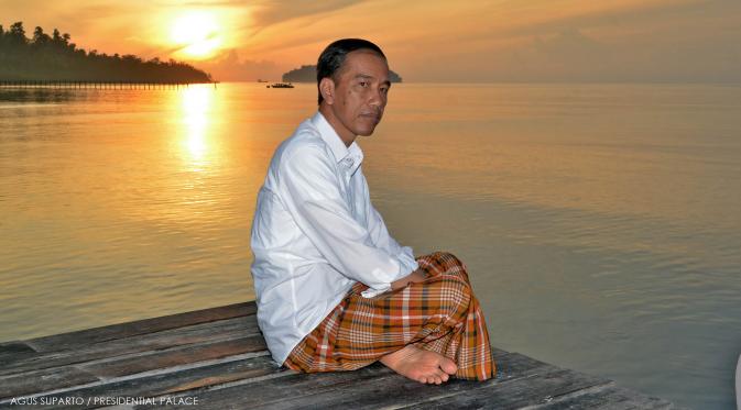 Presiden Joko Widodo (Jokowi) tengah menanti matahari terbit di Dermaga Pantai Waiwo, Raja Ampat, Papua, Jumat (1/1/2016). Jokowi berada di Raja Ampat dalam rangka menyambut pergantian tahun 2015 menuju ke tahun 2016. (Setpres-Agus Suparto)