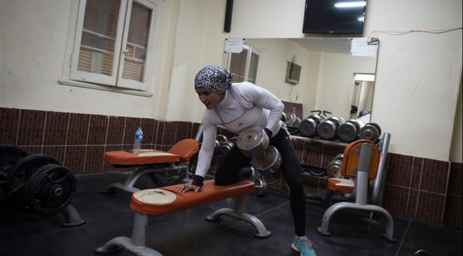 Hebat, Perempuan Muslim Ini Jadi Binaragawati Pertama di Mesir | via: news.xinhuanet.com