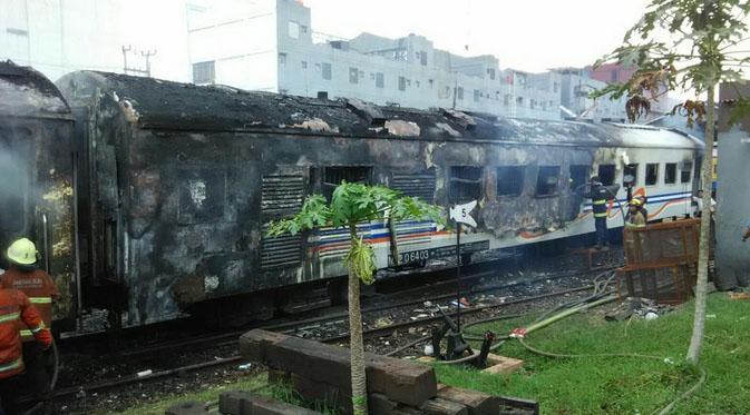 Kondisi gerbong kereta yang terbakar. (@ppkadaop2bd)