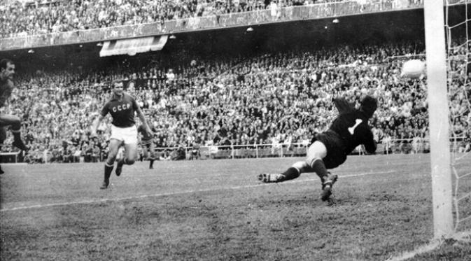 Pemain tim nasional Spanyol, Jesús María Pereda, saat mencetak gol pembuka melawan Uni Soviet, pada laga final Piala Eropa 1964, di Santiago Bernabeu, 21 Juni 1964. (UEFA)
