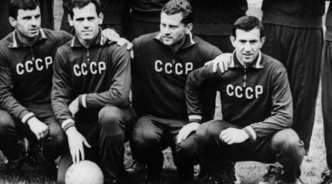 Bintang tim nasional Uni Soviet, Viktor Ponedelnik (dua dari kanan) berpose sebelum melakoni putaran final Piala Eropa 1960. (UEFA).