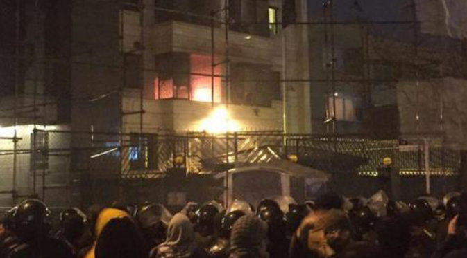 Eksekusi Ulama Syiah, Kedutaan Besar Saudi di Teheran Diserang. Tampak api berkobar di kedutaan arab saudi, Tehran, (al Arabiya)