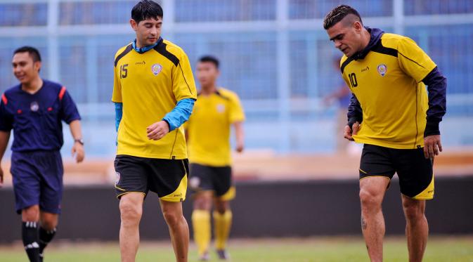 Dua pemain Arema Cronus, Esteban Viscarra dan Cristian Gonzales harus mengikuti latihan ekstra. (Liputan6.com/Rana Adwa)