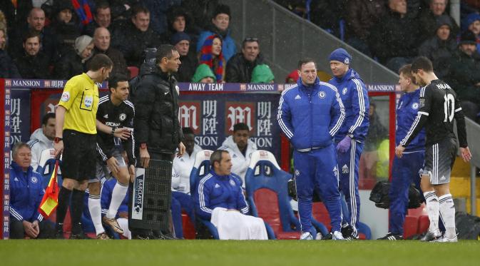 Pemain Chelsea Eden Hazard mengalami cedera dan harus digantikan Pedro Rodriguez dalam laga kontra Crystal Palace dalam lanjutan Liga Premier Inggris, Minggu (3/1/2016). (Liputan6.com/Reuters / John Sibley Livepic)