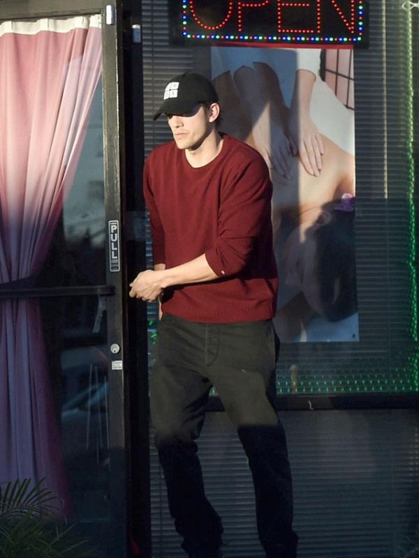 Ashton Kutcher tertangkap kamera meninggalkan panti pijat. (via dailymail.co.uk)