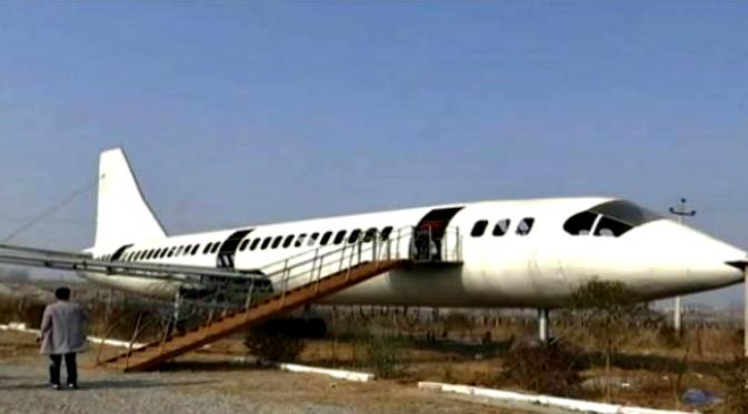 Seorang petani Tiongkok menciptakan replika pesawat terbang Boeing 737 di pertaniannya. (Sumber cuplikan video AOL)