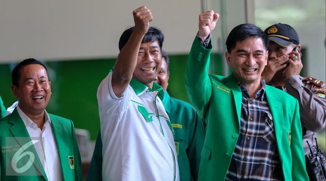 Anggota DPRD Haji Lulung (kedua kiri) bersama  Sekjen DPP PPP Dimyati Natakusumah menyapa wartawan di Kemenkumham, Jakarta (4/1). Kedatangannya untuk menjelaskan dan menyerahkan data otentik muktamar Jakarta kepada Menkumham. (Liputan6.com/Faizal Fanani)