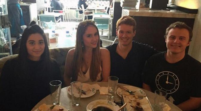 Cinta Laura Kiehl di Dubai bersama sang kekasih Hunter Treacy serta dua orang teman lama menikmati malam terakhir sebelum berpisah. (Instagram @claurakiehl)