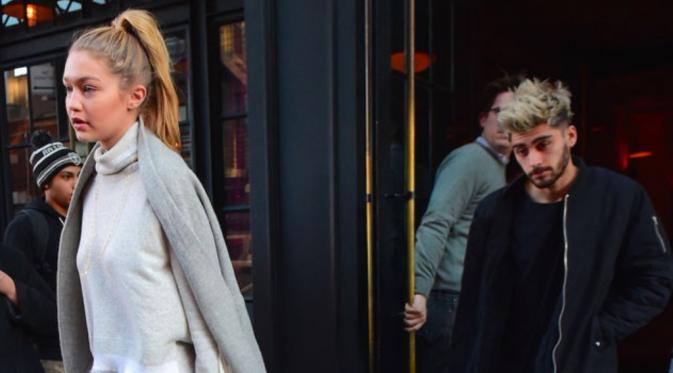 Zayn Malik dan Gigi Hadid terlihat keluar dari sebuah apartemen di New York [foto: E Online]