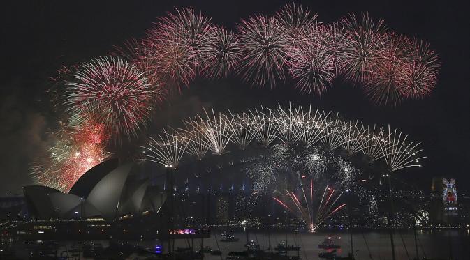 Pesta kembang api tahun baru 2016 di Sydney. | via: AP